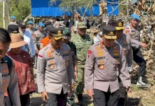 Kapolri dan Ketua Komisi IV DPR RI Tinjau Pengungsi di Ronting