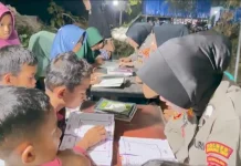 Polwan Polres Matim Temani Anak Pengungsi Mengaji Ditengah Situasi Bencana