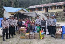 Polsek Wolowaru Salurkan Sembako untuk 46 Pengungsi Gempa di Desa Niramesi