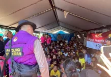 Polwan Polres Manggarai dan Tim Psikolog Polda NTB Beri Trauma Healing untuk Anak