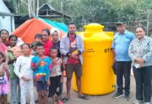 Perumda Tirta Kelimutu Salurkan Air Bersih Bagi Korban Gempa