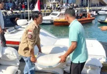 Sasar Korban Gempa Wilayah Pesisir Utara, Pemkab Mabar Salurkan Bantuan Lewat Laut