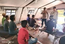 Polres Ngada Dampingi Pengungsi Pulihkan Trauma Gempa