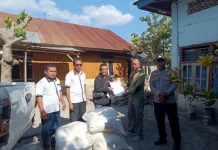 Bhabinkamtibmas Kawal Penyaluran Beras Bantuan untuk Korban Gempa di Borong