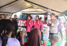 Kapolda NTT Datangi Pengungsi Gempa di Gelora Samador
