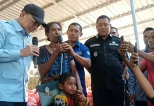 Menko Pangan Serahkan Bantuan untuk Korban Gempa Sikka
