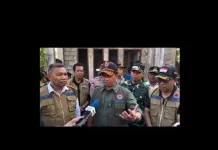 Kepala BNPB Bawa Bantuan dan Bagi Penyintas Gempa di Desa Peozaka Ramba Ende