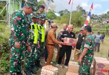 TNI Kawal Bantuan Logistik untuk 105 KK Terdampak Gempa di Desa Jaong Manggarai