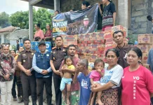 Kejari Ende Salurkan Bantuan bagi Pengungsi Mandiri di Desa Wolotopo
