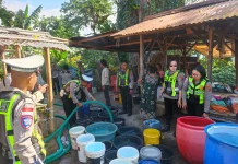 Satlantas Polres Ende Salurkan 10.000 Liter Air Bersih bagi Korban Gempa