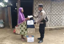 Kapolsek Ende Gunakan Sepeda Motor Bantu Warga Terdampak Gempa