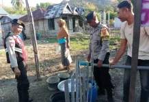 Polsek Riung Salurkan 5.000 Liter Air bagi Warga Terdampak Gempa