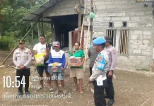 Polres Ngada Salurkan 100 Paket Sembako di Wolomeze