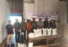 Babinsa Lembata Pantau Kualitas Beras Bantuan Sebelum Disalurkan ke Warga