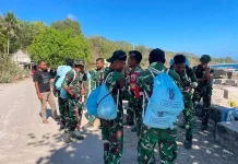TNI Pikul Bantuan Lewati Medan Sulit Palue