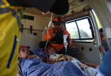 Basarnas Evakuasi Dua Korban Kritis Gempa M7,7 di Manggarai Timur