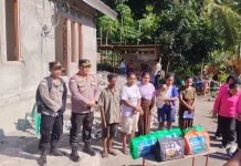 Polres Ende Salurkan Bansos Kapolda NTT bagi Warga Terdampak Gempa