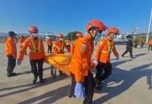 Tim SAR Maumere Evakuasi Jenazah Relawan Gempa Flores dengan Heli Basarnas