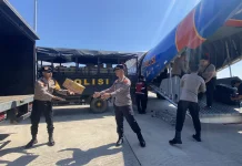 Pesawat CN-295 Polri Bawa Bantuan Logistik untuk Korban Gempa NTT Tiba Labuan Bajo