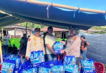 Polres Ende Salurkan Bansos dan Pengobatan Gratis di Desa Ngalupolo