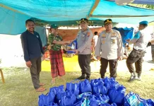 Polri Salurkan Bansos dan Cek Rumah Ibadah Rusak di Desa Saga