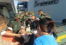 Kapal ADRI - XC II BM Salurkan Bantuan dan Layanan Medis, Warga Reo Apresiasi TNI AD