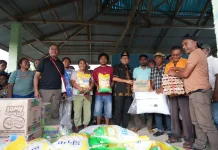 Gubernur Melki Bawa Langsung Bantuan ke Tiga Titik di Riung