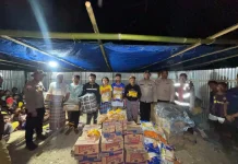Polisi Tembus Medan Terjal, Salurkan Bantuan ke Warga Pelosok Timur