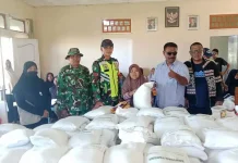 Bulog Salurkan 6,9 Ton Beras untuk 231 KK di Desa Terong Flores Timur