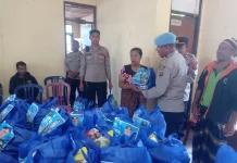 Polres Ende Salurkan Bansos Gempa untuk Warga Sokoria dan Kurulimbu