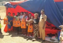 Bhabinkamtibmas Kawal Bantuan BNPB untuk Warga Terdampak Gempa di Rahong Utara