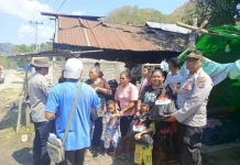 Polres Manggarai Salurkan Bantuan untuk 40 KK Penyintas Gempa di Desa Salama Reok
