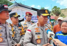 Kapolda NTT Sambangi Bayi yang Lahir saat Bencana Gempa Bumi di RSUD Aeramo