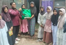 MIN Lembata Bagikan Sembako kepada 50 Kaum Dhuafa pada Peringatan Maulid Nabi
