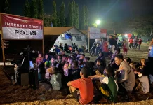 Nonton Bareng, Polres Nagekeo Bantu Anak Pengungsi Pulihkan Trauma