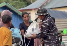 Prajurit Lanal Labuan Bajo Tempuh Medan Ekstrem Bantu Warga Kampung Nara