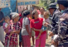 Akses Terbatas Tak Halangi Prajurit Lanal Labuan Bajo Salurkan Bantuan Gempa