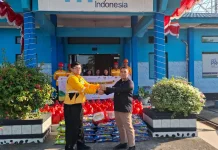 United Tractors dan RRI Ende Salurkan Bantuan ke Desa Roga