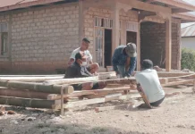 Warga Lamba Keli Gotong Royong Perbaiki Rumah Rusak Pascagempa