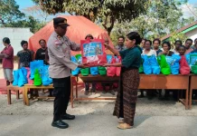 Korban Gempa di Pulau Ende dan Nangapanda Terima Bansos Dari Polres Ende