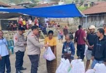Usai Gempa, Polres Ende Bawa Sembako dan Trauma Healing ke Demulaka