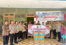 Polwan Polres Ngada Salurkan Bantuan Kapolda NTT