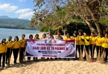 Polwan Polres Flotim Bersihkan Pantai Kota jelang Hari Jadi ke-78