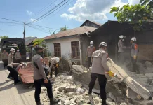 Pascagempa, Brimob Bantu Bersihkan Rumah Warga di Reo, Manggarai