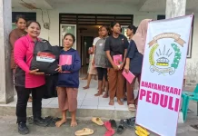 Polsek Aimere dan Bhayangkari Salurkan Bantuan Korban Gempa