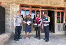 Polres Ngada Salurkan Bantuan untuk Lansia Korban Gempa