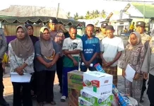 POLRI Salurkan Bansos bagi Warga Terdampak Gempa di Kecamatan Pulau Ende
