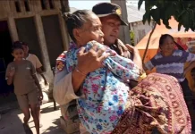 Polri Salurkan Sembako dan Evakuasi Lansia Palue