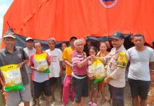 Bhabinkamtibmas Reok Barat Salurkan Bantuan Sembako Bagi Warga Golo Kukung