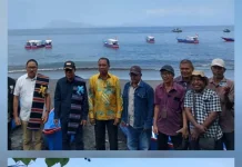 Pemkab Ende Serahkan Bantuan Kapal untuk Nelayan